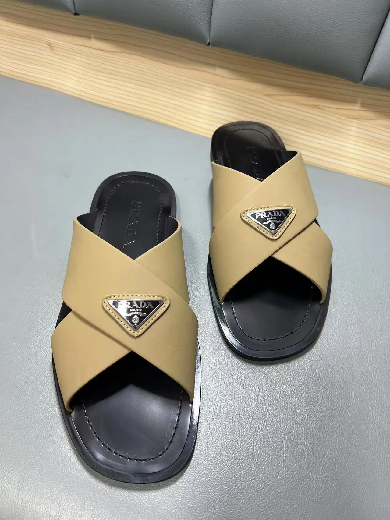 340💰PRADA Prada’s latest slippers are synchronized with the official website. This slipper is made of the brand’s unique and iconic Saffiano leather. The brand logo jumps out from the double straps, and the brand style is clearly visible. Cowhide gives men elegant charm and functional design, making it an ideal choice for vacation and leisure. Size:38-45